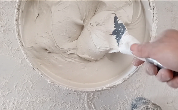 膩?zhàn)臃奂幽z水好還是加水的好?